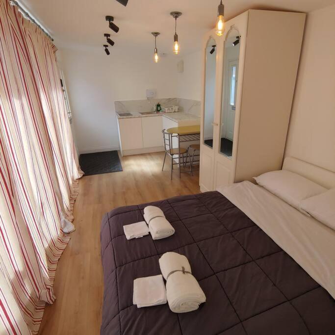 Self Contained, Double Bed Studio, Private Kitchen, Private Bath, Walking Distance To Harry Potter Уотфорд Экстерьер фото