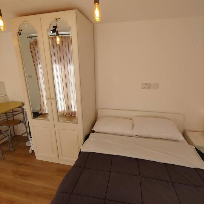 Self Contained, Double Bed Studio, Private Kitchen, Private Bath, Walking Distance To Harry Potter Уотфорд Экстерьер фото