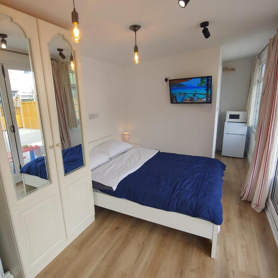 Self Contained, Double Bed Studio, Private Kitchen, Private Bath, Walking Distance To Harry Potter Уотфорд Экстерьер фото