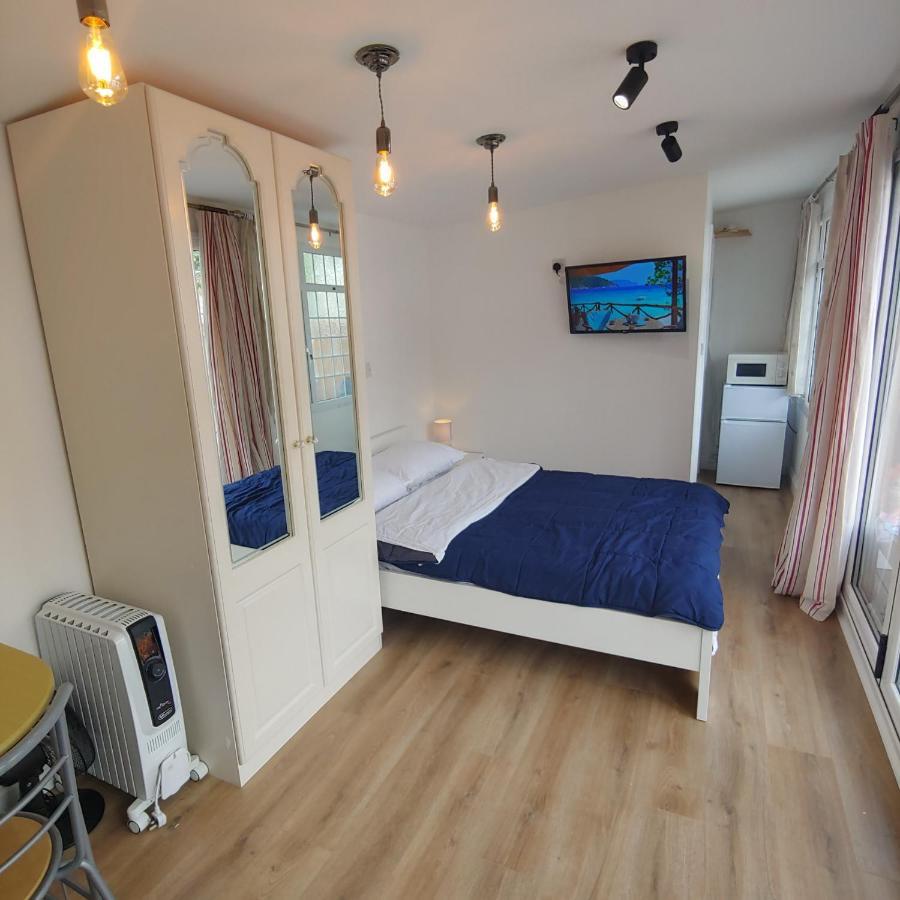Self Contained, Double Bed Studio, Private Kitchen, Private Bath, Walking Distance To Harry Potter Уотфорд Экстерьер фото